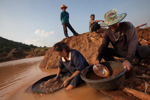 Local communities panning for gold in Thailand. Photo credit: Roengrit Kongmuang