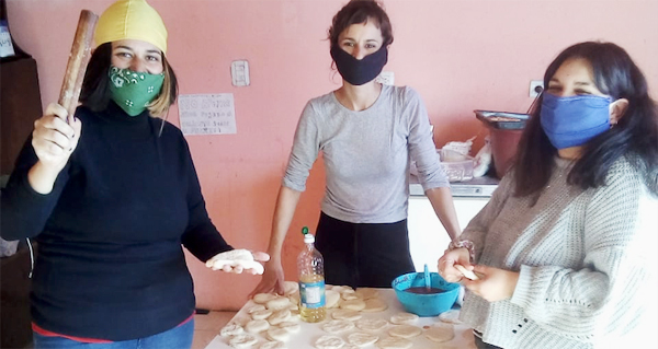 women-prepare-food-in-solidarity-during-covid19-pandemic-in-argentina